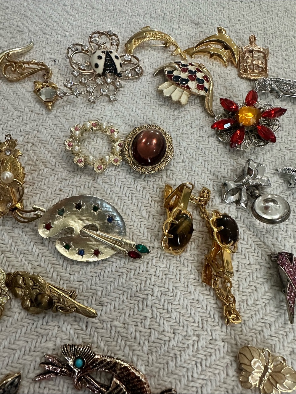 41 pieces vintage brooch and pin